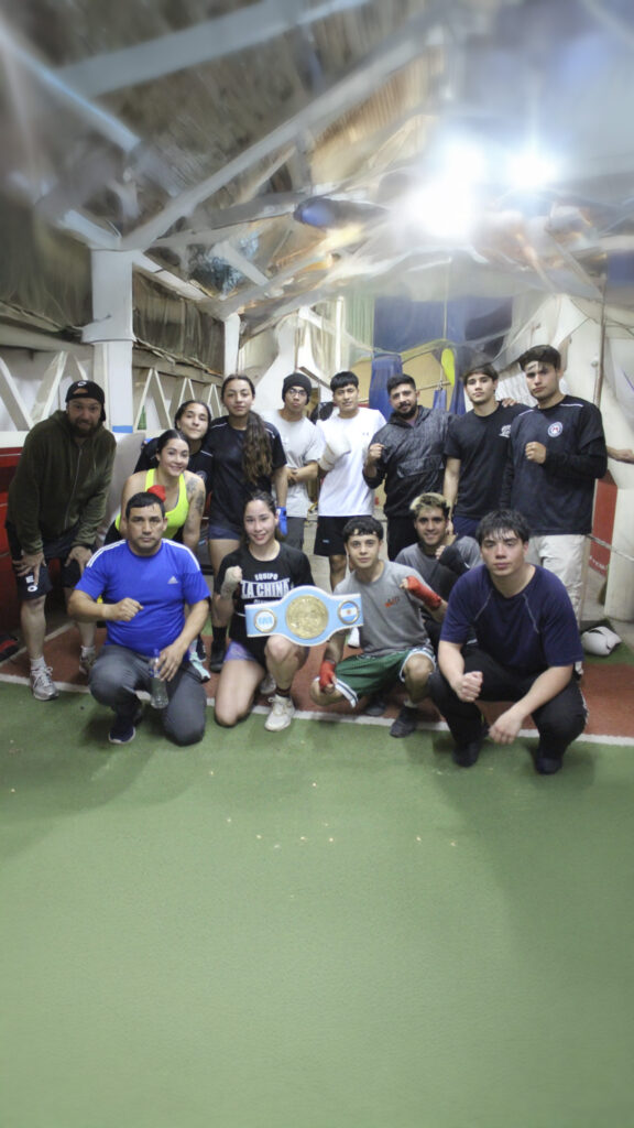 Brisa Alfonzo, campeona argentina superpluma, inspiró a jóvenes en la Escuela Municipal de Boxeo de Alvear box