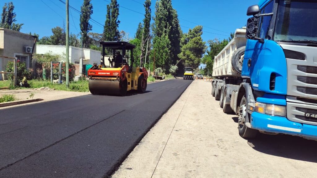 COMENZÓ LA COLOCACIÓN DE CARPETA ASFÁLTICA EN CALLE SUETA img 20251030 wa0015