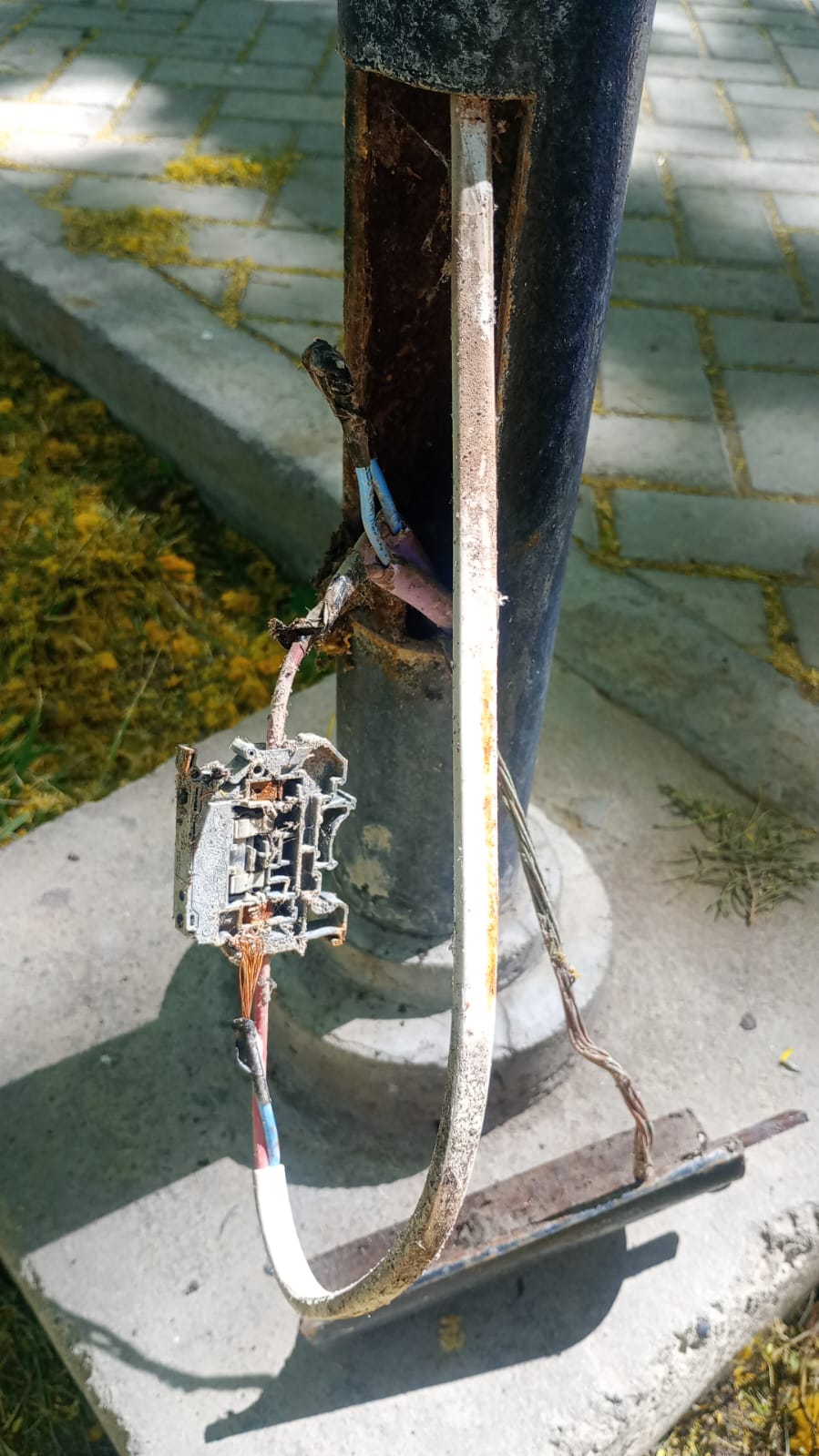 VANDALISMO HIZO ESTRAGOS EN LA PLAZA DE CUADRO NACIONAL