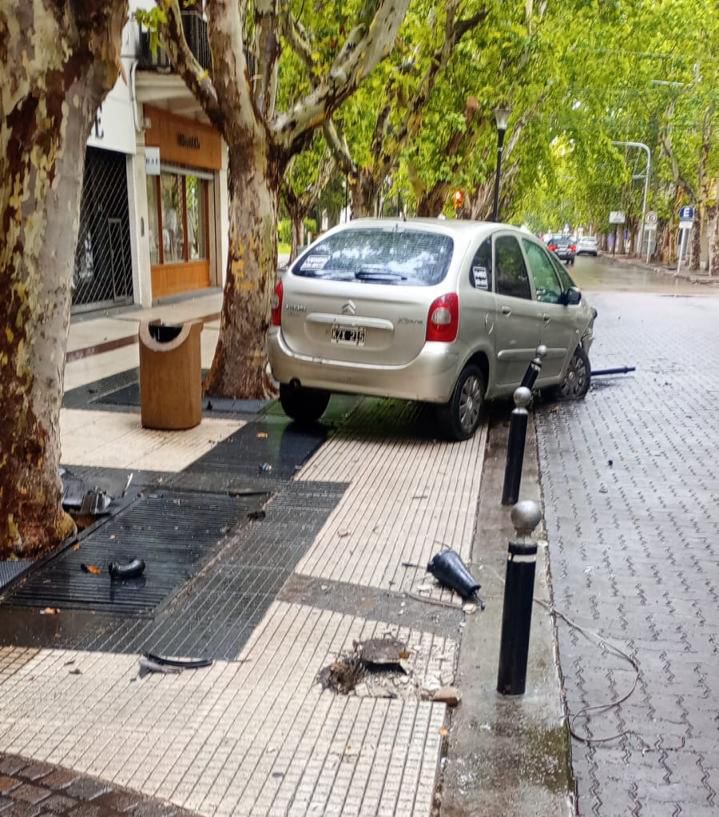 CONDUCTOR DEBERÁ PAGAR GRAVES DAÑOS QUE PROVOCÓ EN EL PASEO PELLEGRINI imagen de whatsapp 2025 12 01 a las 07.28.37 6639c16c