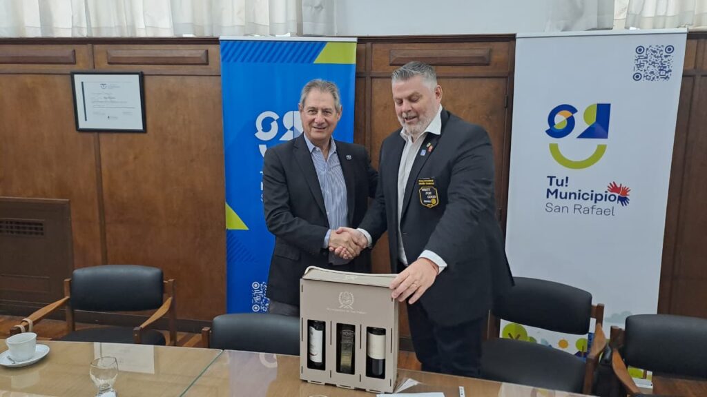 EL INTENDENTE OMAR FÉLIX FIRMÓ CONVENIOS DE TRABAJO CON EL GOBERNADOR DISTRITAL DEL ROTARY imagen de whatsapp 2025 12 01 a las 11.15.16 e721dc07