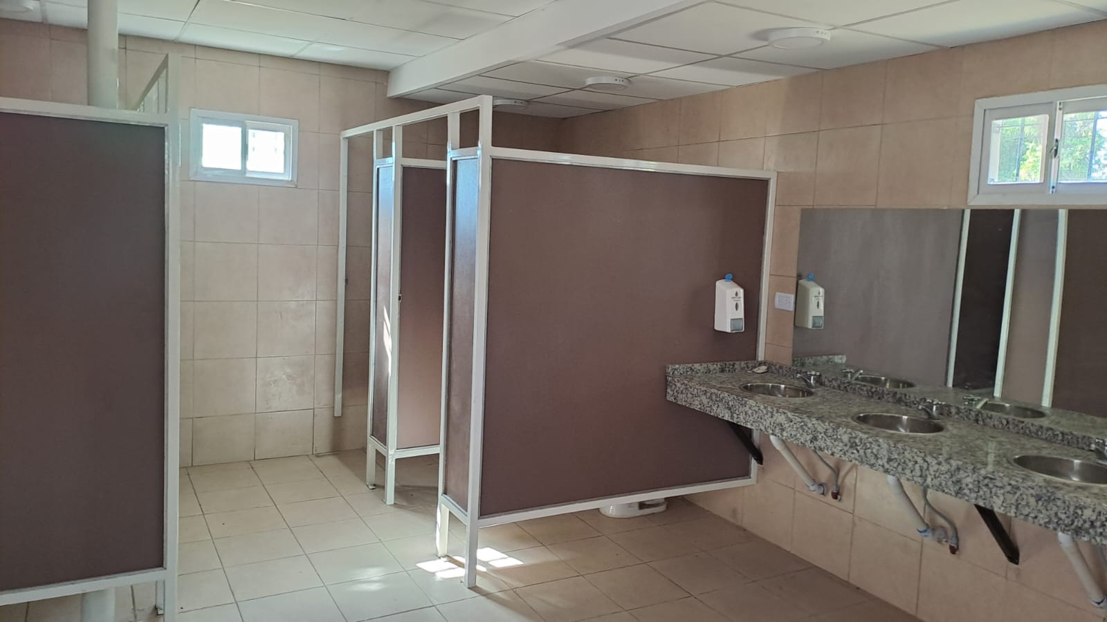 NUEVOS VESTUARIOS, SANITARIOS Y MEJORAS INTEGRALES EN LA INFRAESTRUCTURA DEL POLI 3