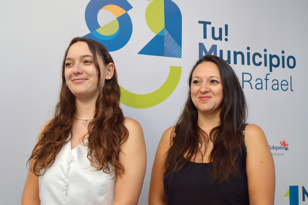 ALDANA LÓPEZ Y LORENA SAROMÉ SON LAS GANADORAS DEL CERTAMEN DE DISEÑO DE LOS VESTIDOS VENDIMIALES crear una fotografía