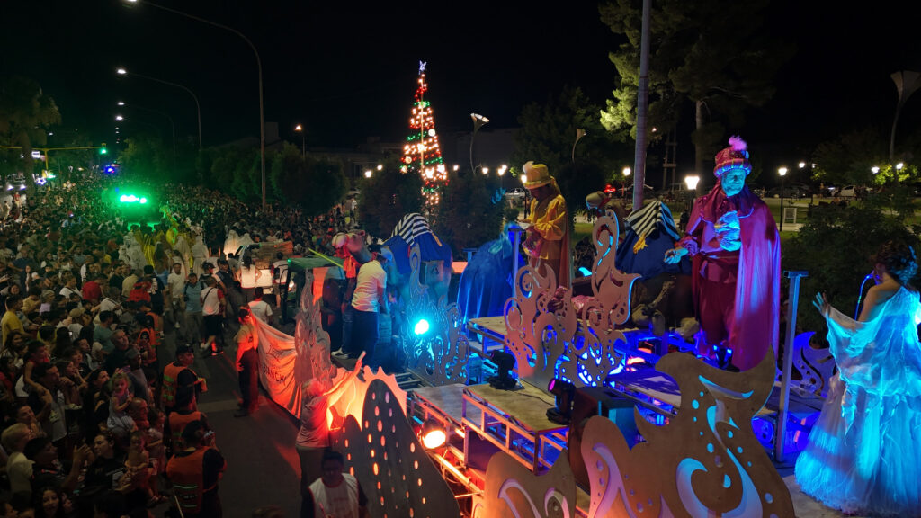 EL CARRUSEL DE LOS REYES MAGOS VOLVIÓ A CONVOCAR MULTITUDES imagen de whatsapp 2026 01 05 a las 22.23.08 da74c447