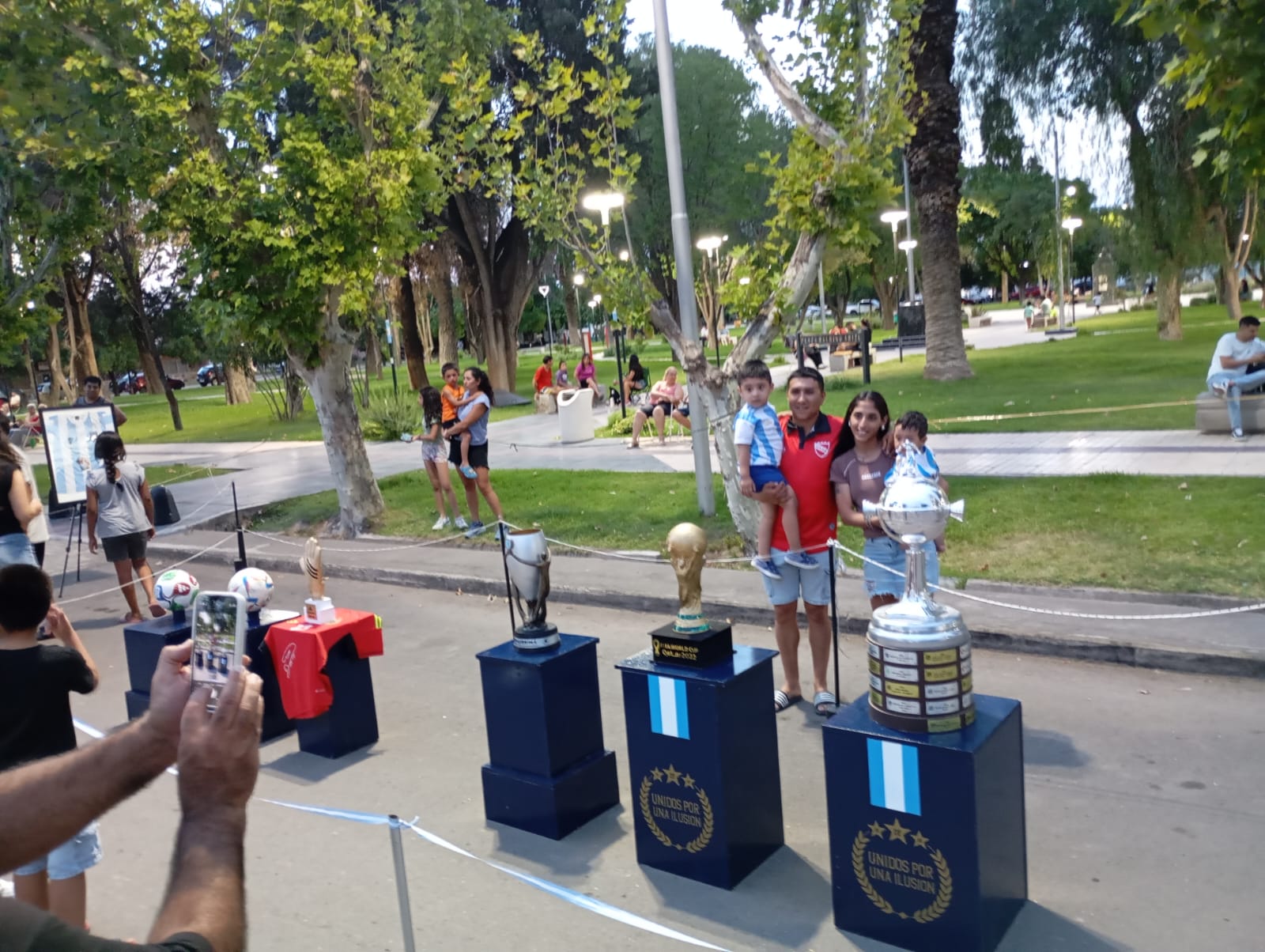 LOS VILLATUELINOS DISFRUTARON LAS RÉPLICAS DE LAS COPAS EN SU FLAMANTE PEATONAL