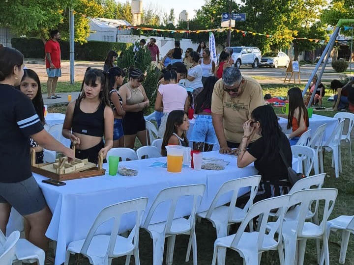 EN LAS PLAZAS DE BARRIOS Y DISTRITOS YA SE VIVEN LAS “TARDECITAS DE VERANO”
