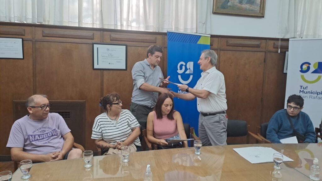 EL INTENDENTE OMAR FÉLIX ENTREGÓ APOYOS ECONÓMICOS A EMPRENDEDORES CON DISCAPACIDAD whatsapp image 2026 01 15 at 11.39.45