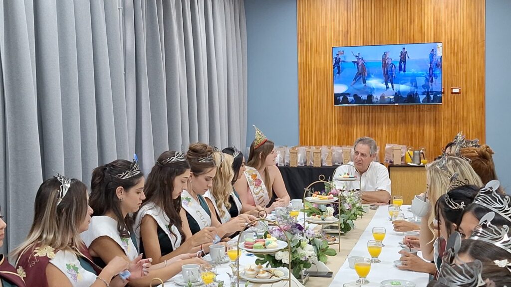 EL INTENDENTE OMAR FÉLIX COMPARTIÓ EL TRADICIONAL DESAYUNO CON LAS REPRESENTANTES VENDIMIALES whatsapp image 2026 01 19 at 15.39.51