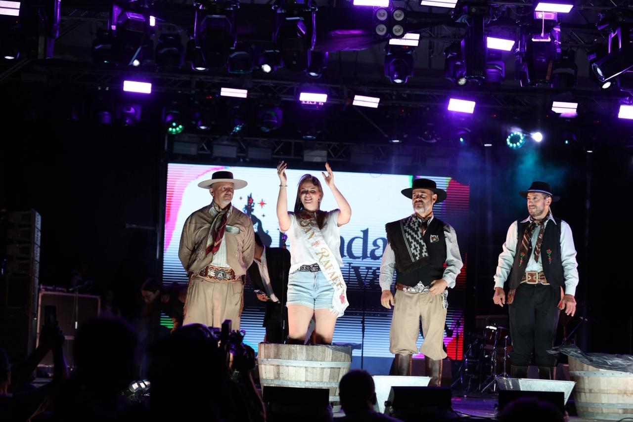 LAS REPRESENTANTES DISTRITALES PARTICIPARON DE LA TRADICIONAL PISADA DE LA UVA