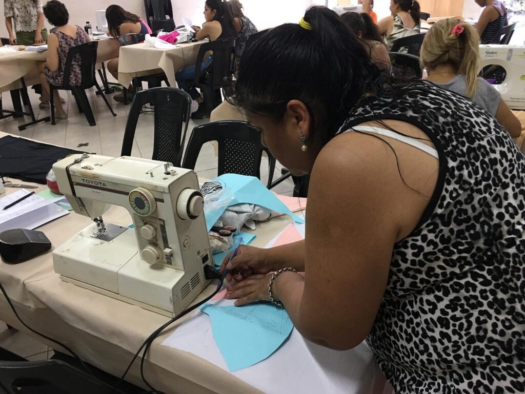 TALLERES INTENSIVOS PARA CONFECCIONAR PECHERAS, CARTUCHERAS Y FUNDAS ESCOLARES whatsapp image 2026 02 17 at 13.46.25