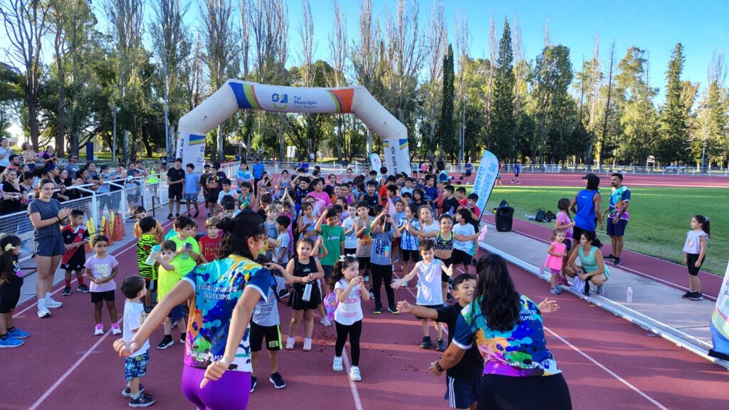 CON DECENAS DE CHICOS, INICIÓ LA TEMPORADA 2026 DE LA ESCUELA MUNICIPAL DE ATLETISMO whatsapp image 2026 03 09 at 20.50.51