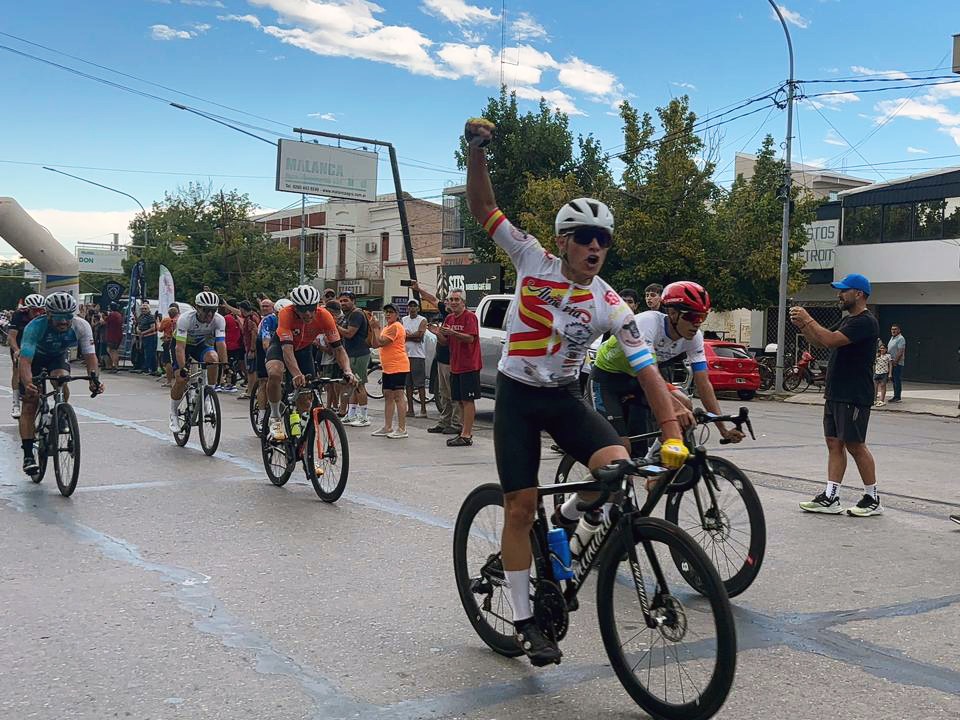 LORENZO DÍAZ SE QUEDÓ CON LA 1ERA ETAPA DE LA VUELTA CICLÍSTICA DE SAN RAFAEL whatsapp image 2026 03 12 at 18.30.31