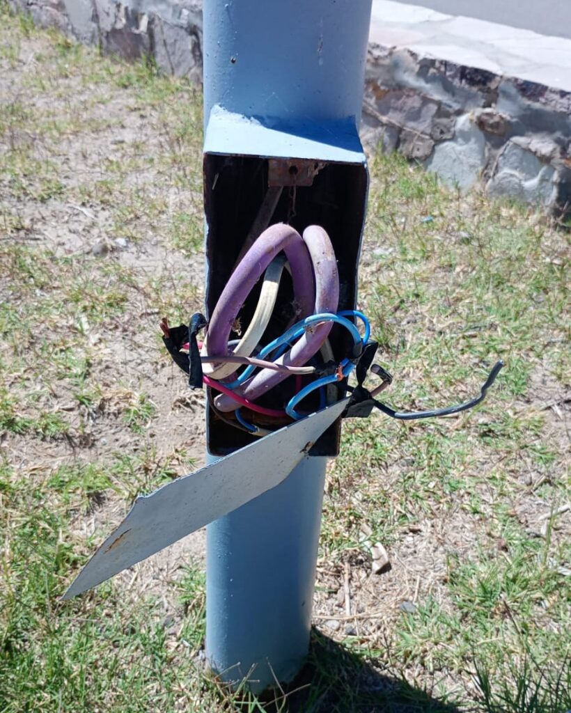 VÁNDALOS PROVOCARON GRAVES DAÑOS EN LAS INSTALACIONES ELÉCTRICAS Y DEJARON “A OSCURAS” LA PLAZA DE EL NIHUIL whatsapp image 2026 03 21 at 14.09.21