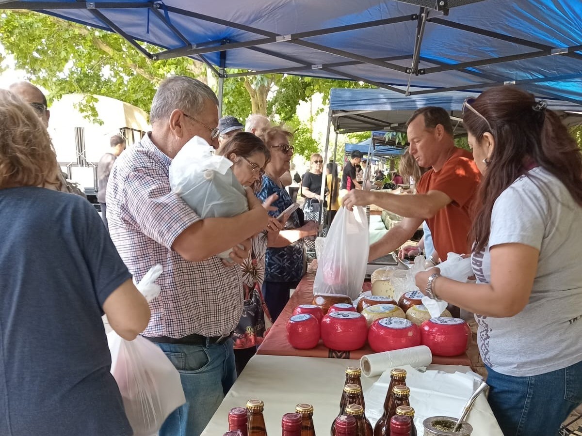 LA FERIA FRANCA RECIBE A LA ESCUELA MARTÍN GÜEMES DE LA LLAVE CON TODOS SUS PRODUCTOS