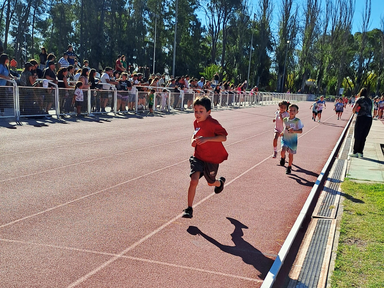 MÁS DE 200 CHICOS EN EL TORNEO DE MINI ATLETISMO DEL POLI 1