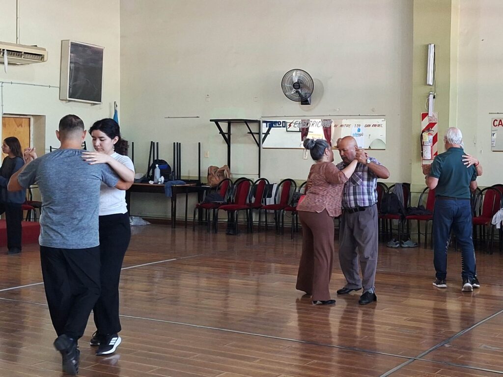 COMENZARON LAS CLASES DE TANGO EN LAS ACADEMIAS MUNICIPALES whatsapp image 2026 04 13 at 08.09.32