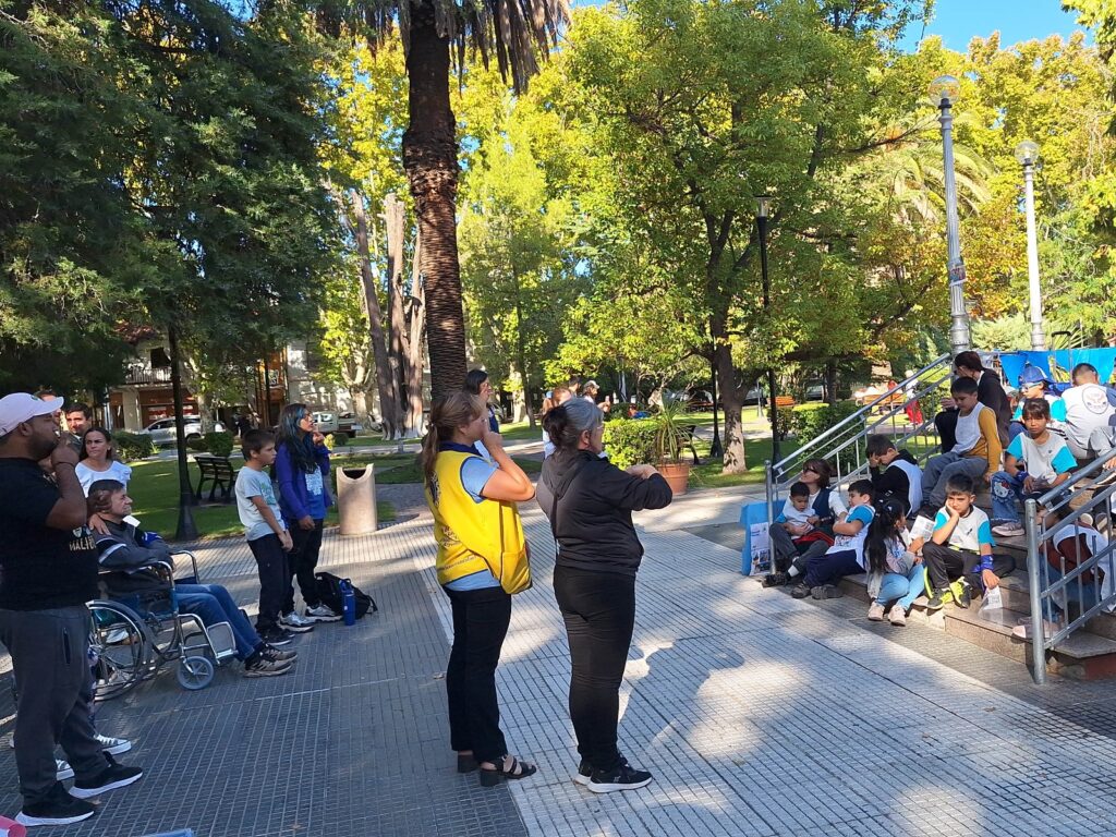 SAN RAFAEL CONMEMORÓ EL DÍA DE LA LENGUA DE SEÑAS ARGENTINA CON UNA CLASE ABIERTA EN PLAZA SAN MARTÍN whatsapp image 2026 04 13 at 12.47.27