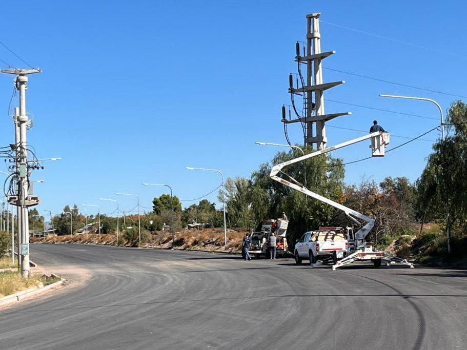 EL MUNICIPIO INSTALA MÁS DE 120 NUEVAS LUCES LED EN AVENIDAS CANTONI, VÉLEZ SARSFIELD, JUAN XXIII Y EL LIBERTADOR whatsapp image 2026 04 18 at 18.10.50
