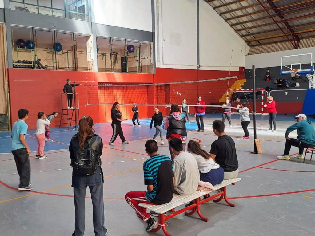 MÁS DE 120 CHICOS PARTICIPAN EN LAS OLIMPIADAS “COMPARTIENDO MOVIMIENTO” EN EL POLI 2 whatsapp image 2026 04 24 at 12.40.49