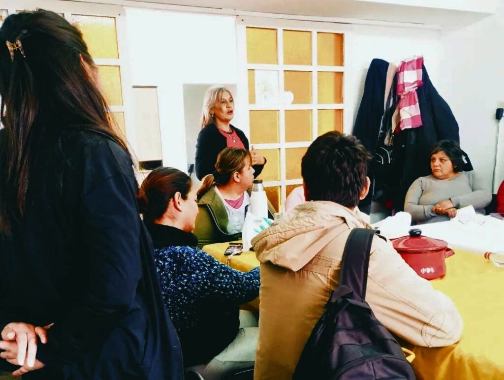 PAUSA Y ENCUENTRO LANZA SU TALLER DE TEJIDO SOLIDARIO PARA ASISTIR A FAMILIAS EN INVIERNO whatsapp image 2026 04 29 at 11.44.59