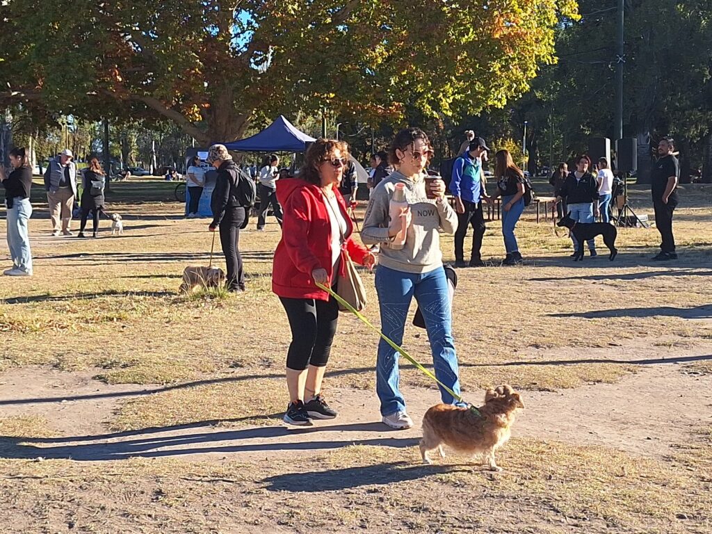 CIENTOS DE SANRAFAELINOS SE SUMARON A LA “CANINATA” PARA CONCIENTIZAR SOBRE EL BIENESTAR ANIMAL whatsapp image 2026 05 10 at 20.33.39