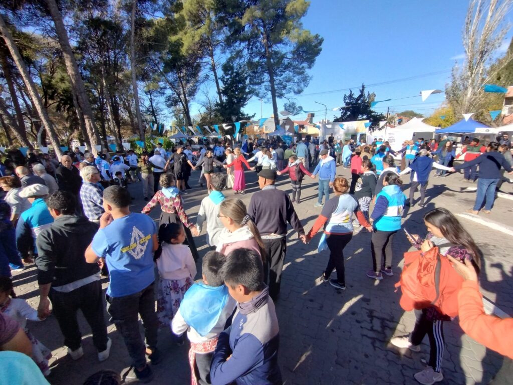 UN DOMINGO BIEN CELESTE Y BLANCO: DÍA DE LA ESCARAPELA, FOLKLORE Y ENSAYO DEL PERICÓN EN LA PLAZA FRANCIA whatsapp image 2026 05 15 at 11.50.24