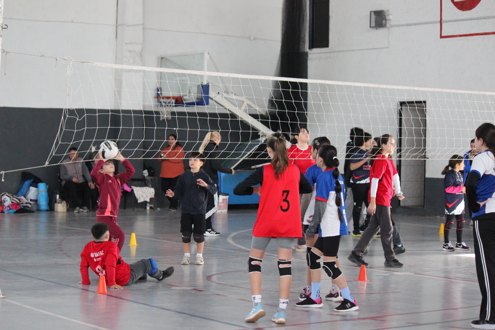 CIENTOS DE CHICOS SE SUMARON A LOS CERTAMENES DE MINI HANDBALL Y MINI VOLEY