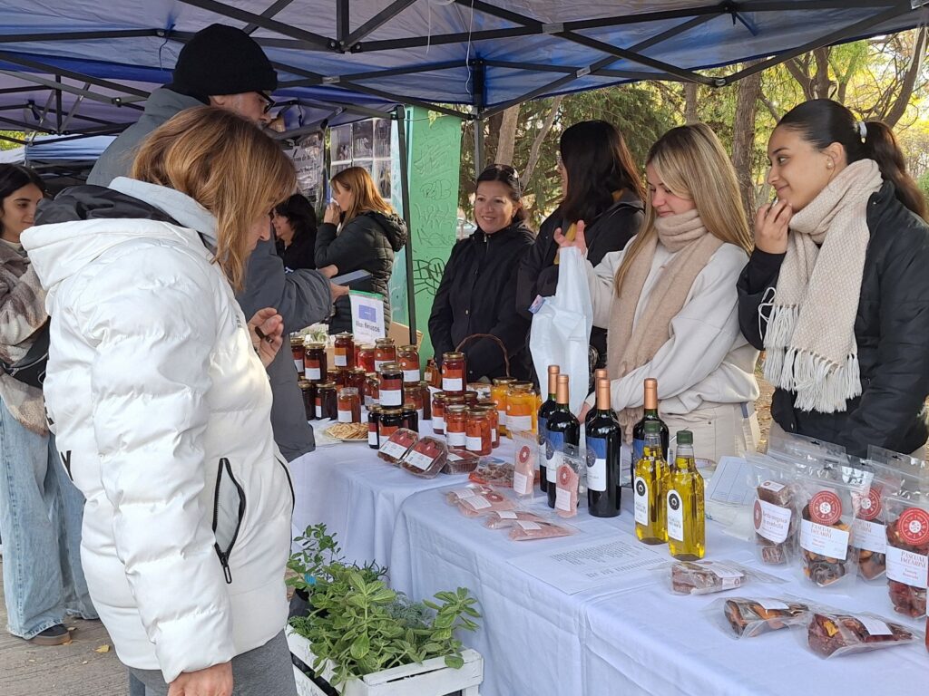 LAS ESCUELAS TÉCNICAS AGROPECUARIAS VENDIERON SUS PRODUCTOS JUNTO A LA FERIA FRANCA whatsapp image 2026 05 23 at 13.51.53