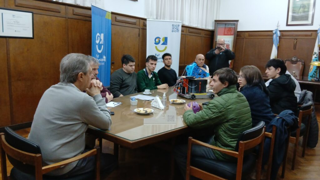 OMAR FÉLIX RECIBIÓ A ALUMNOS SANRAFAELINOS QUE PARTICIPARÁN DE UNA COMPETENCIA ROBÓTICA EN PAISES BAJOS whatsapp image 2026 05 26 at 15.16.13