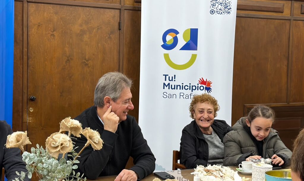 EL INTENDENTE OMAR FÉLIX RECIBIÓ A LAS ABUELAS EMPRENDEDORAS whatsapp image 2026 05 27 at 18.16.41