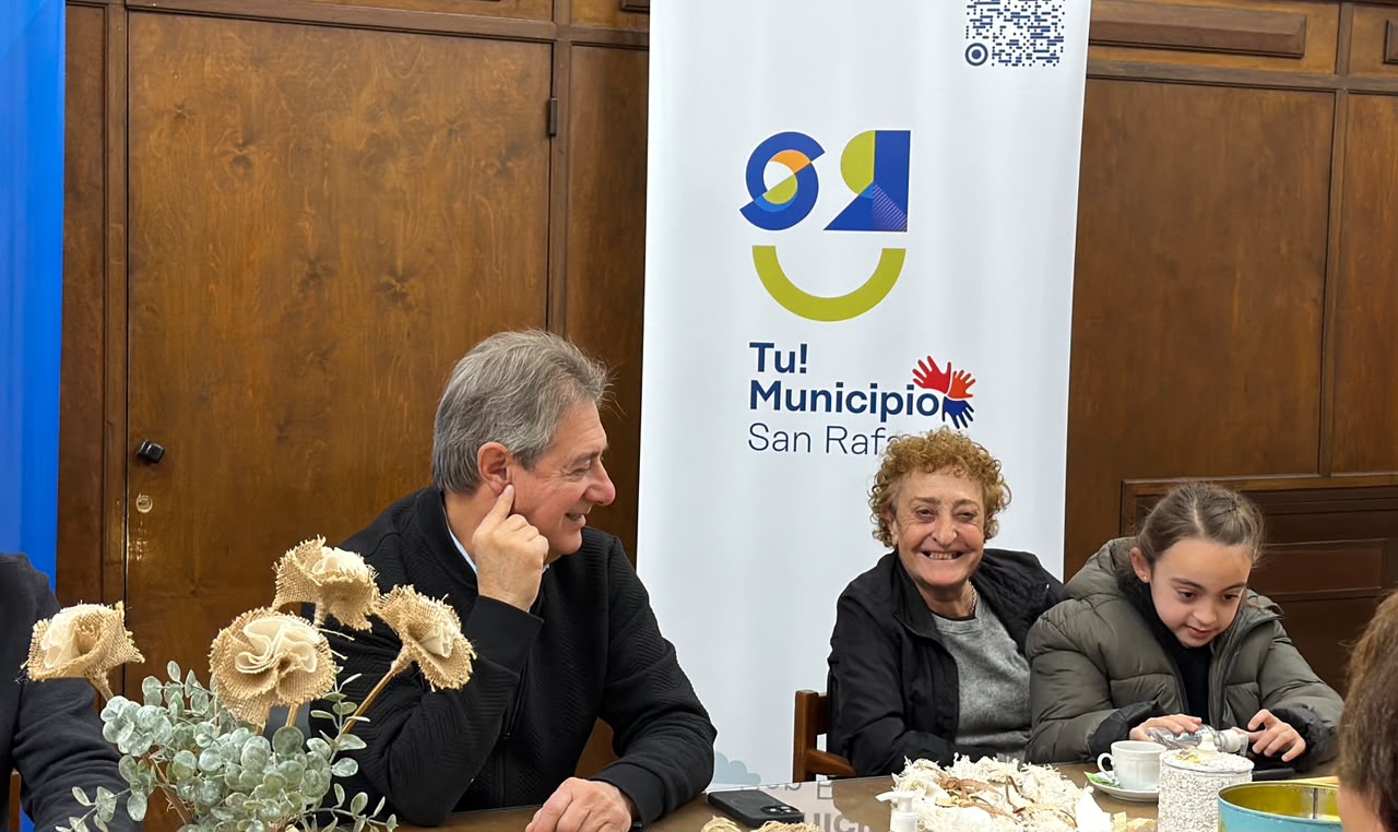 EL INTENDENTE OMAR FÉLIX RECIBIÓ A LAS ABUELAS EMPRENDEDORAS