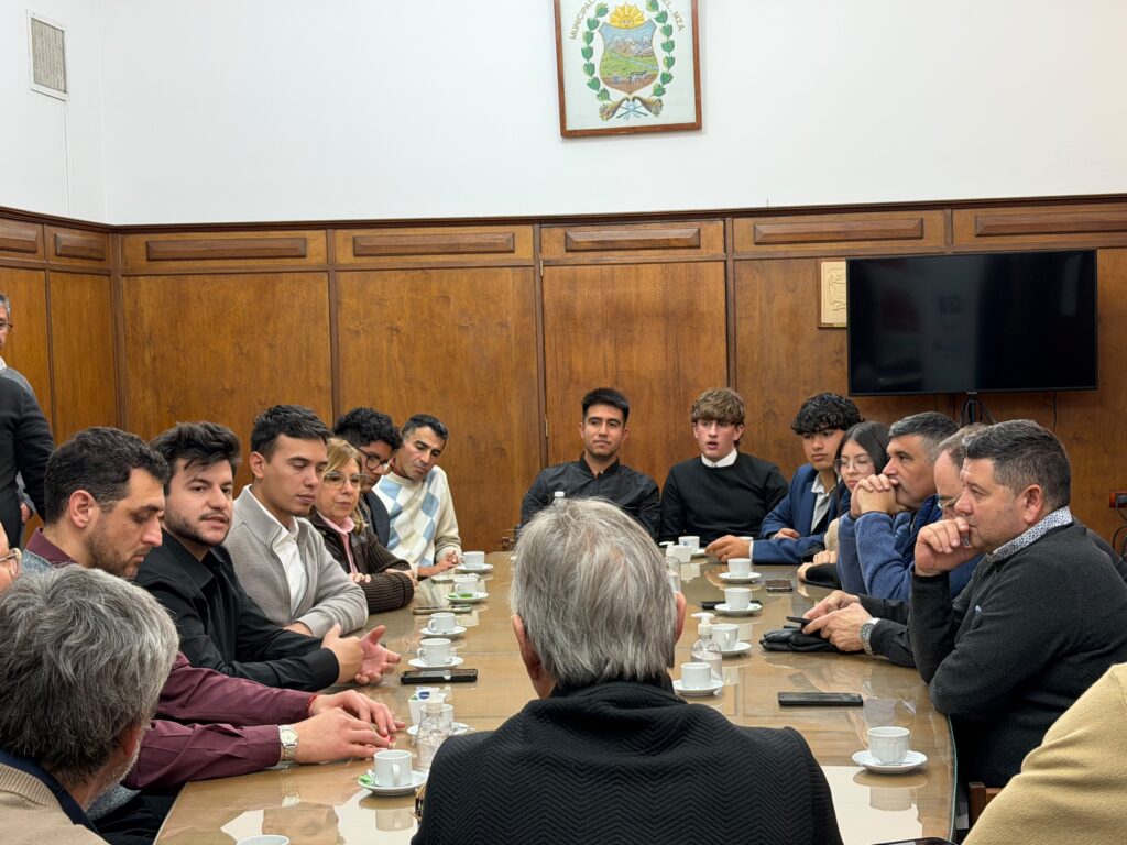 EL INTENDENTE OMAR FÉLIX RECIBIÓ A ALUMNOS DE LA ESCUELA MERÍN QUE COMPETIRÁN CON SU ROBOT EN MÉXICO whatsapp image 2026 05 29 at 12.49.09