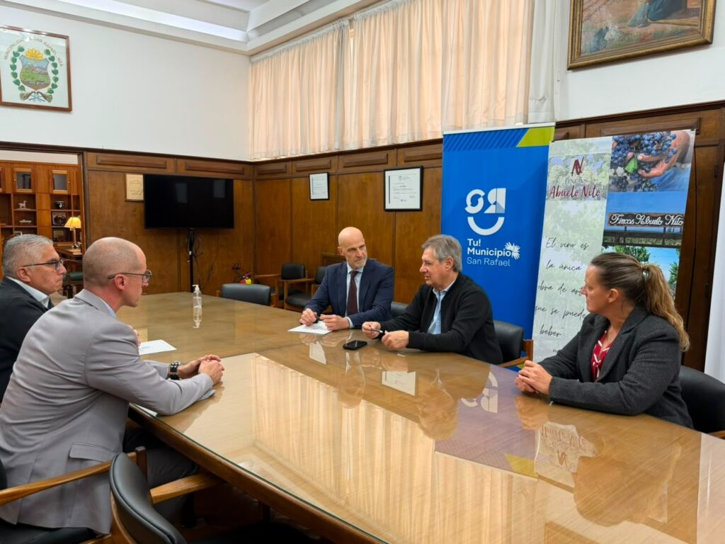 EL INTENDENTE OMAR FÉLIX FIRMÓ UN ACUERDO CON LA UNIVERSIDAD DE MENDOZA PARA QUE SAN RAFAEL SEA UN POLO DE “REALIZACIÓN DE POSGRADOS” whatsapp image 2026 05 29 at 13.49.28