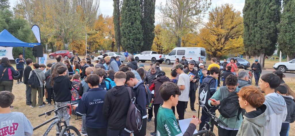 CIENTOS DE CHICOS Y GRANDES SE SUMARON AL INTERCAMBIO DE FIGURITAS MUNDIALISTAS EN SAN RAFAEL whatsapp image 2026 05 29 at 22.02.29