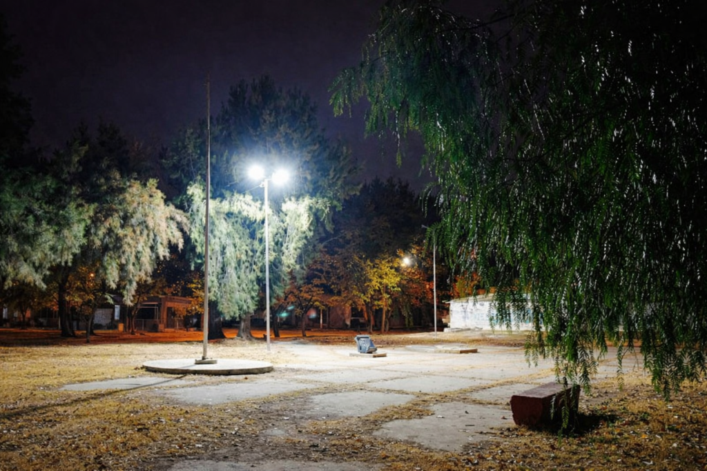 NUEVAS LUMINARIAS LED EN LA PLAZOLETA ROBERTO ÓRDENES copilot 20260602 143210