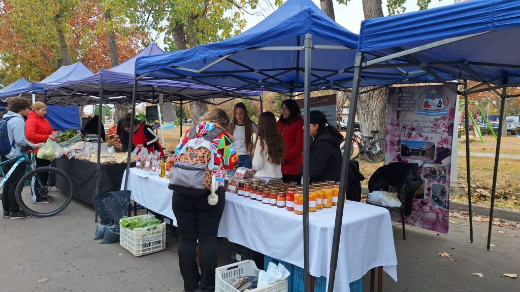 ESCUELAS AGROTÉCNICAS EN LA FERIA FRANCA: “NOS PERMITE COMERCIALIZAR Y CONOCER LAS DEMNADAS DEL MERCADO” whatsapp image 2026 06 05 at 12.54.33