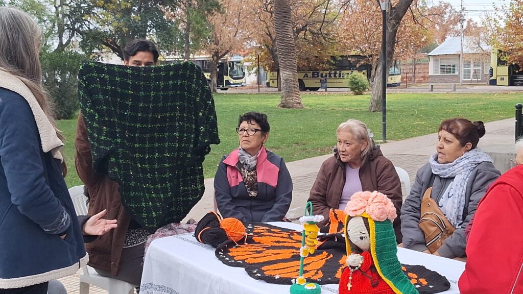 ALUMNAS DEL TALLER DE TEJIDO REALIZARON UNA JORNADA ABIERTA EN LA PLAZA INDEPENDENCIA whatsapp image 2026 06 10 at 11.30.00