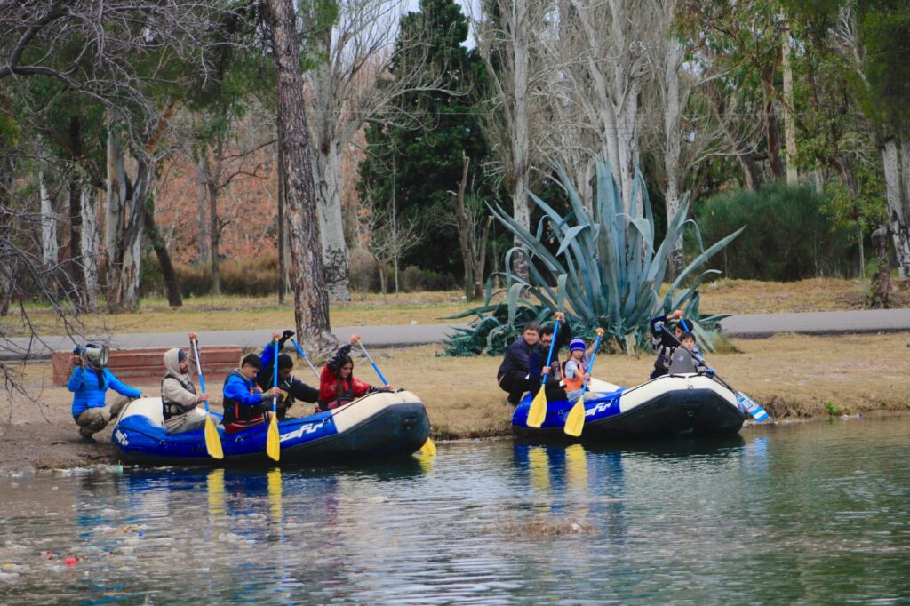 NI EL FRÍO DETUVO LA AVENTURA: GRAN JORNADA DE KAYAK Y RAFTING EN LA LAGUNA DEL PARQUE MARIANO MORENO whatsapp image 2026 06 14 at 12.48.24