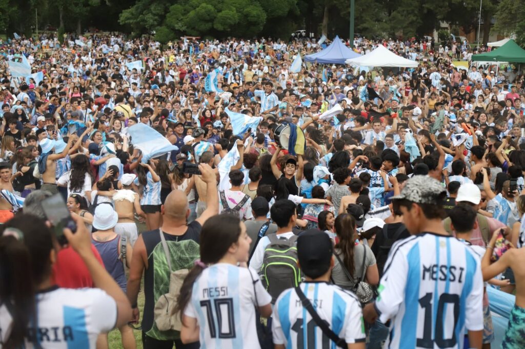 VUELVE LA CÁBALA… VUELVE LA PANTALLA GIGANTE PARA ALENTAR A LA SELECCIÓN EN EL PARQUE whatsapp image 2026 06 19 at 10.28.49