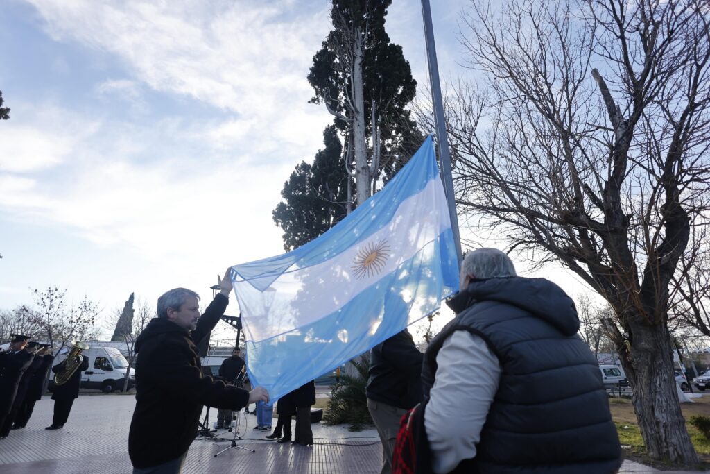 20 DE JUNIO: IZAMIENTO DE LA BANDERA NACIONAL EN LA PLAZA BELGRANO whatsapp image 2026 06 20 at 10.16.14