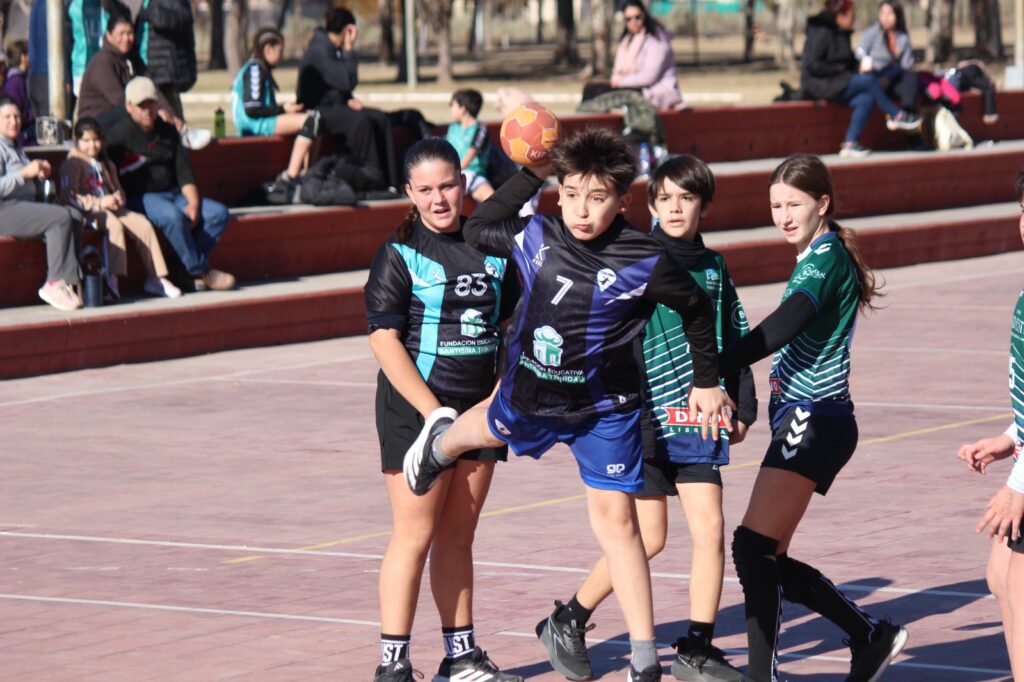 EL POLI 2 SE LLENÓ DE CHICOS PARA UN GRAN ENCUENTRO DE MINI HANDBALL whatsapp image 2026 06 27 at 14.31.28
