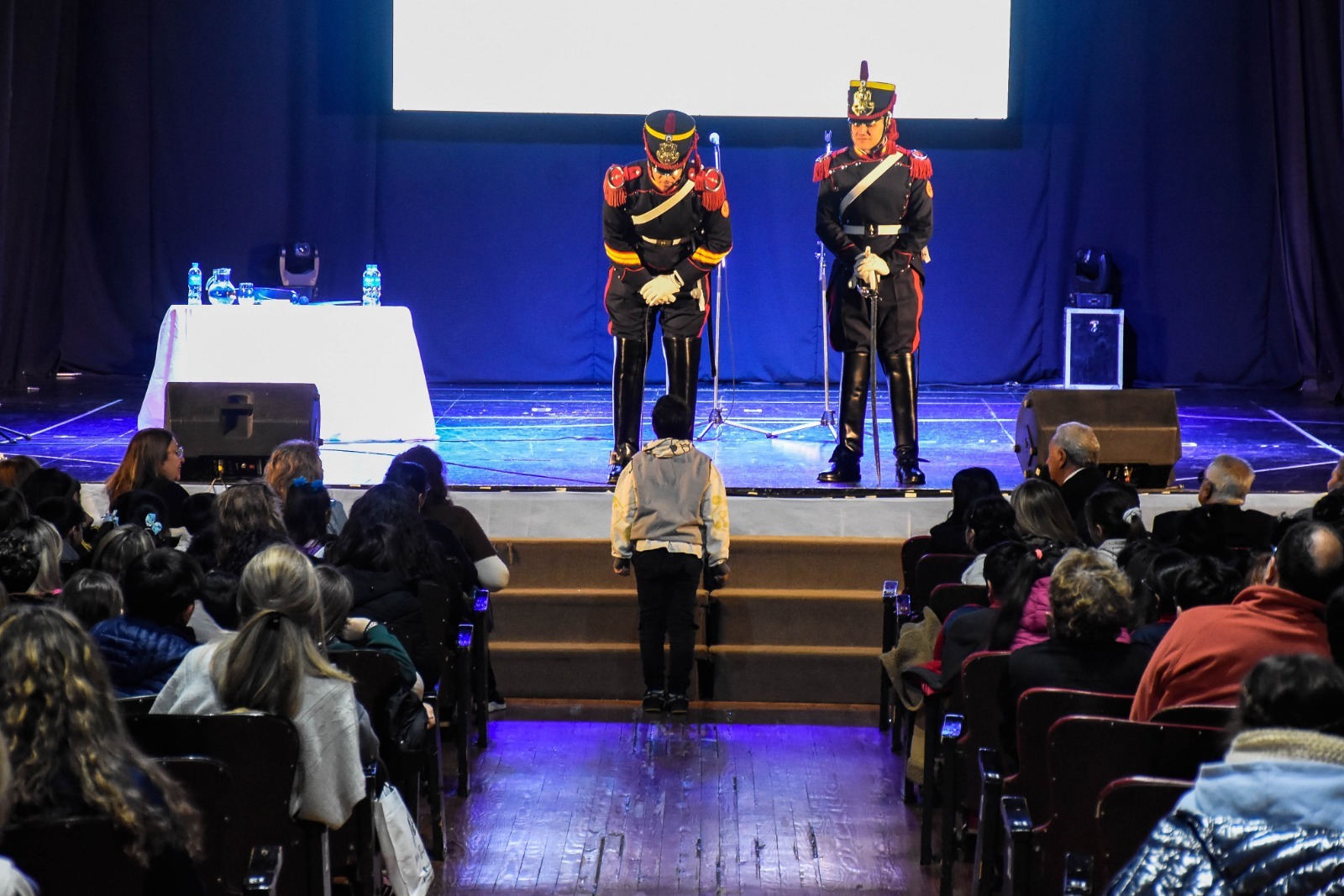 CIENTOS DE CHICOS DE ESCUELAS SANRAFAELINAS COMPARTIERON JUNTO A LOS GRANADEROS Y EL BALLET MUNICIPAL
