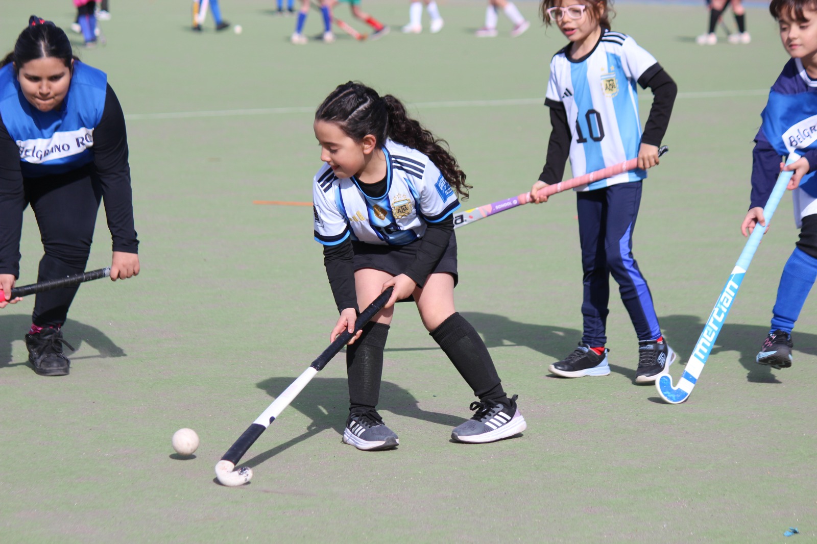 A “CANCHA LLENA” SE VIVIÓ EL ENCUENTRO MASIVO DE MINI HOCKEY EN EL POLI 2