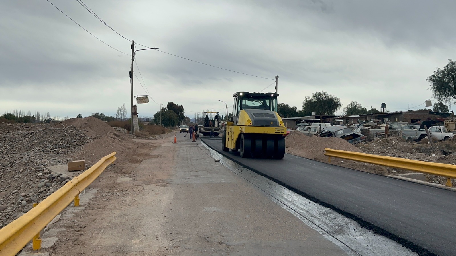 CIRCULAR CON PRECAUCIÓN: SE COLOCA LA CARPETA ASFÁLTICA EN EL PASO DE POBRE DIABLO