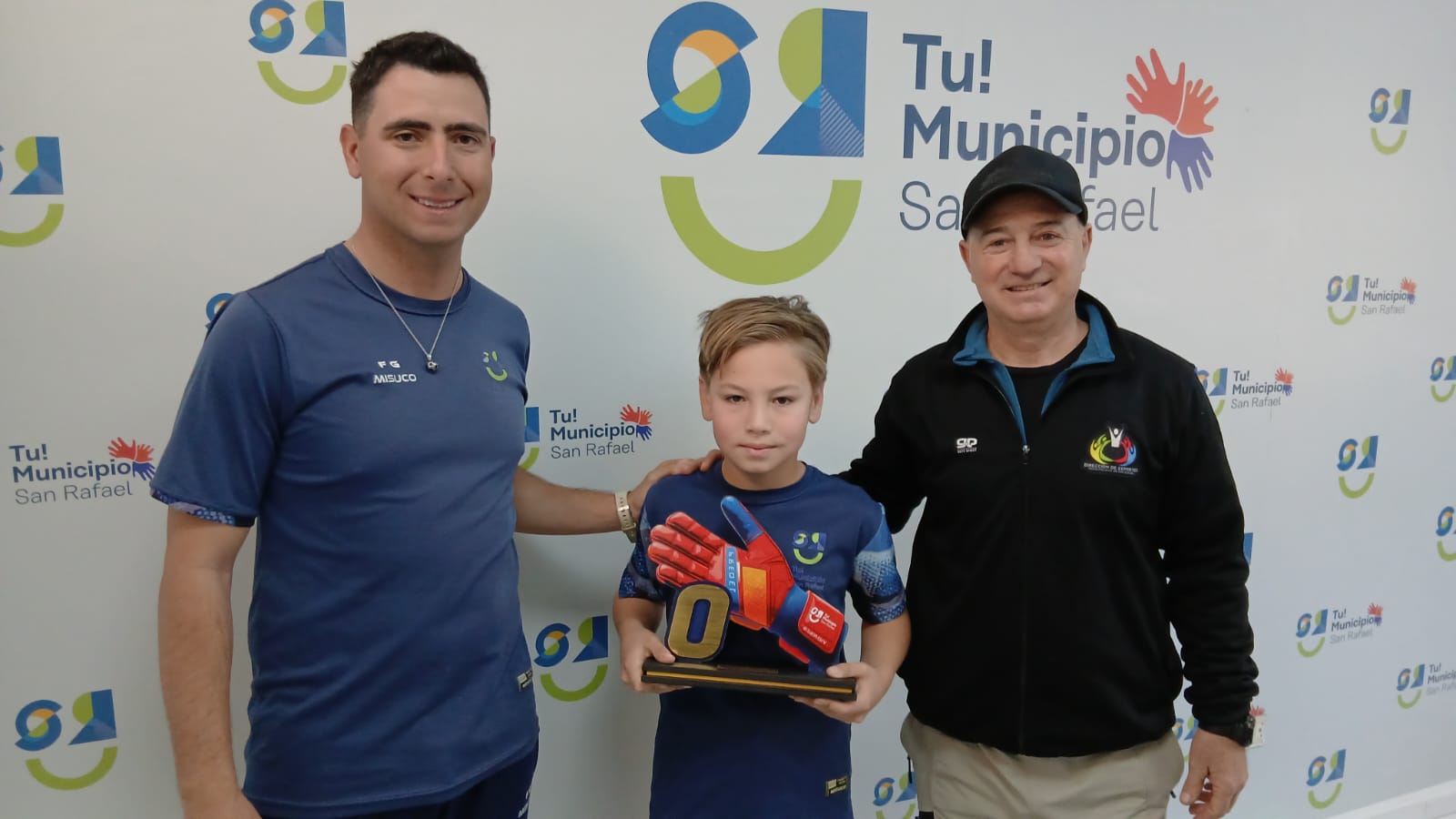 UN PEQUEÑO “IMBATIBLE” CON “GUANTES DE ACERO” EN LA ACADEMIA MUNICIPAL DE ARQUEROS