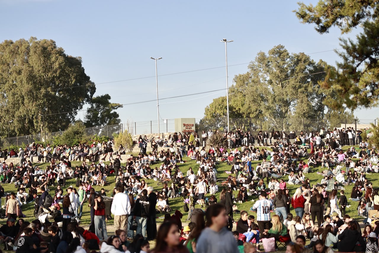 LA PRIMAVERA MOVILIZÓ A MILES DE PERSONAS Y GENERÓ UNA INTENSA ACTIVIDAD EN EL PARQUE DE LOS JÓVENES
