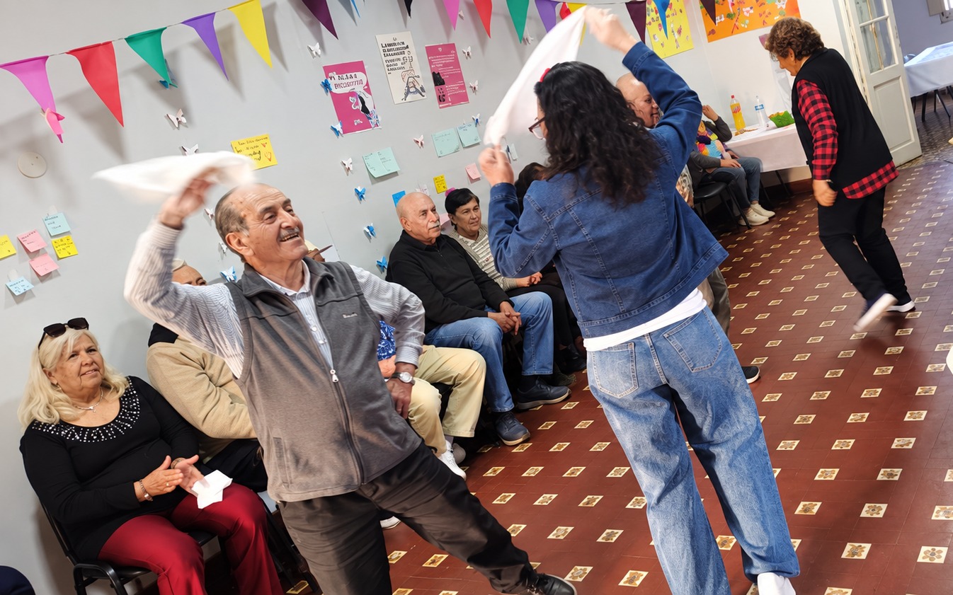 ADULTOS MAYORES RECIBIERON LA PRIMAVERA CON MÚSICA Y JUEGOS EN LOS ESPACIOS DE “PAUSA Y ENCUENTRO”