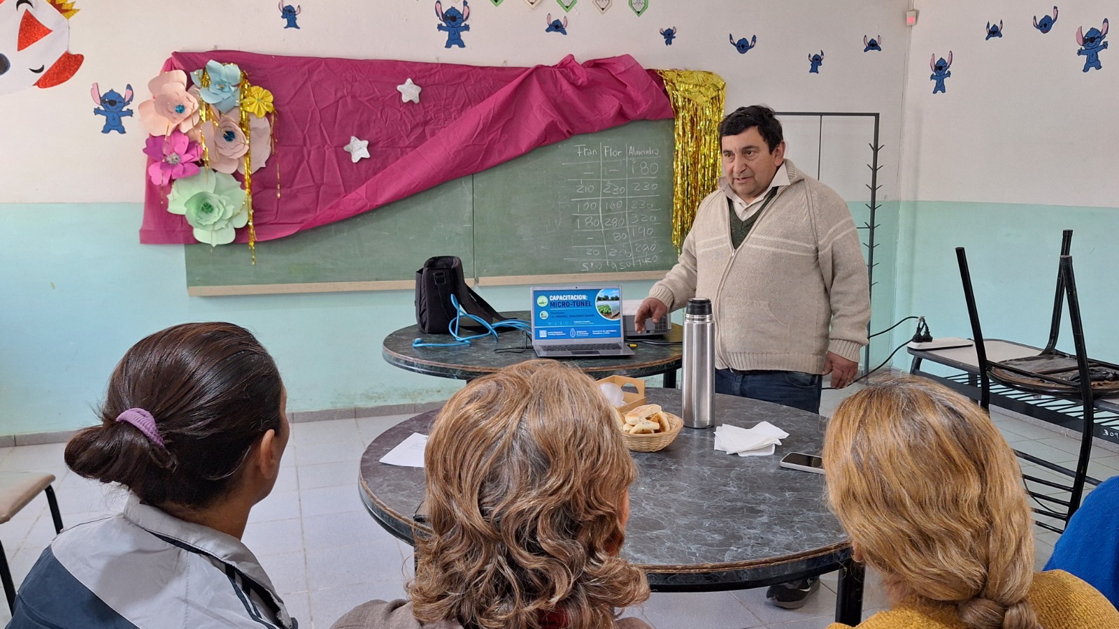 EL MUNICIPIO Y EL INTA CAPACITAN SOBRE EL ARMADO DE MICROTÚNELES PARA HUERTAS