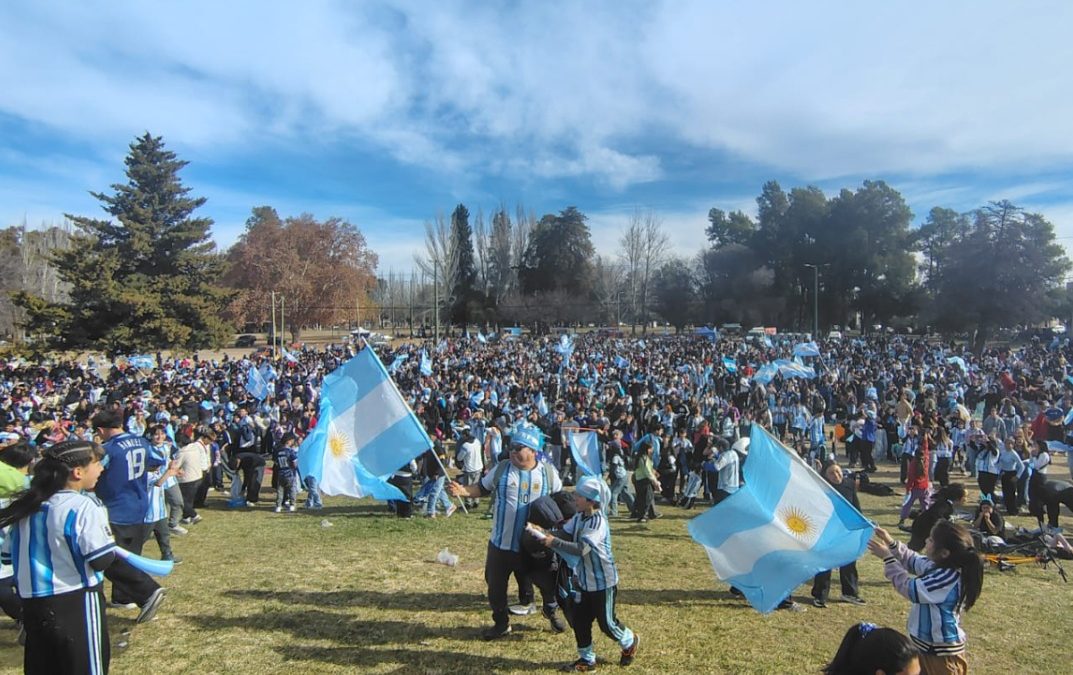EL ÚLTIMO PARTIDO DE MESSI CON LA SELECCIÓN LO VIVIMOS EN SAN RAFAEL CON LA PANTALLA GIGANTE EN EL PARQUE
